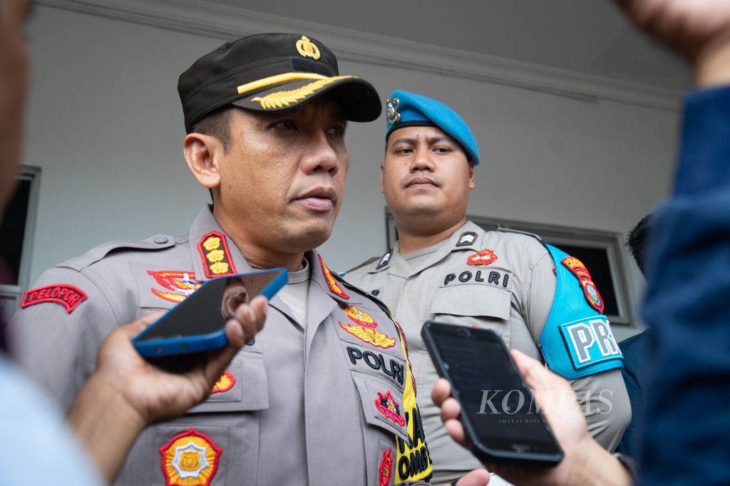 Kepala Polresta Barelang Komisaris Besar Nugroho Tri Nuryanto menjawab pertanyaan wartawan di Pengadilan Negeri Batam, Kepulauan Riau, Senin (6/11/2023).