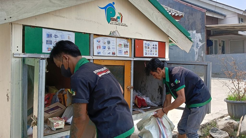 Pengurus Bank Sampah Rangga Mekar saat mengeluarkan sampah dari pos pandai di perumahan DGading Hill di RW 003 Rangga Mekar, Bogor Selatan, Kota Bogor, Jawa Barat, Kamis (31/8/2023).
