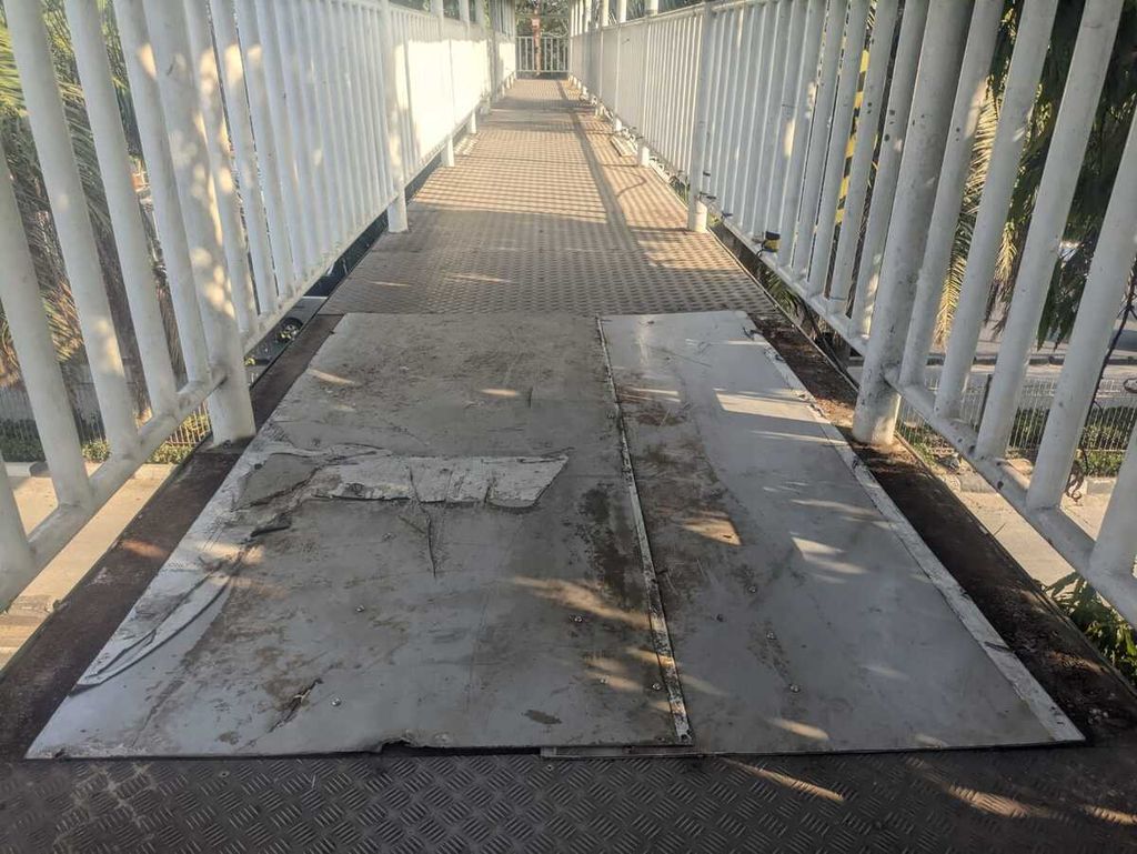 The Department of Public Works of Jakarta (Dinas Bina Marga DKI Jakarta) has installed iron plates to cover the holes in the pedestrian bridge (JPO) located in Daan Mogot Kilometer 18, Kalideres, West Jakarta, after they were stolen on Wednesday (8/9/2023).