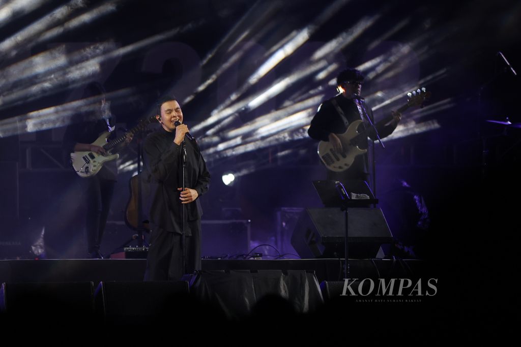 Penyanyi Tulus tampil dalam konser Prambanan Jazz Festival di kompleks Candi Prambanan, Sleman, DI Yogyakarta, Jumat (14/7/2023).