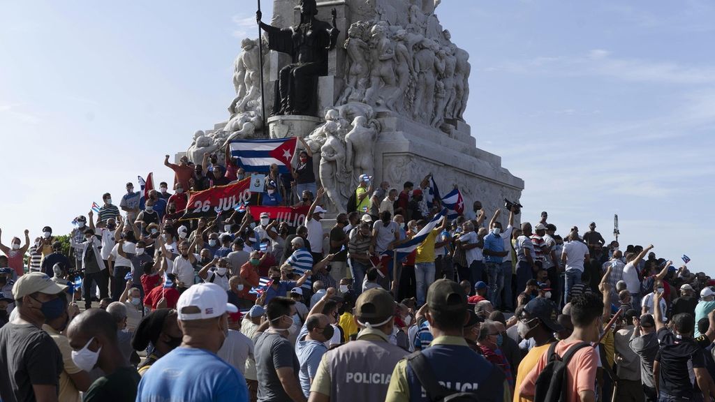 Ratusan pengunjuk rasa turun ke jalan di beberapa kota di Kuba untuk memprotes kekurangan pangan dan harga bahan makanan yang tinggi. Kemarahan warga memuncak karena semenjak pandemi berlangsung, kondisi perekonomian di negara Karibia tersebut semakin merosot.