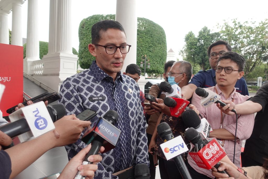 Menteri Pariwisata dan Ekonomi Kreatif Sandiaga Uno saat menjawab pertanyaan media di Kompleks Istana Kepresidenan Jakarta, Rabu (15/3/2023).