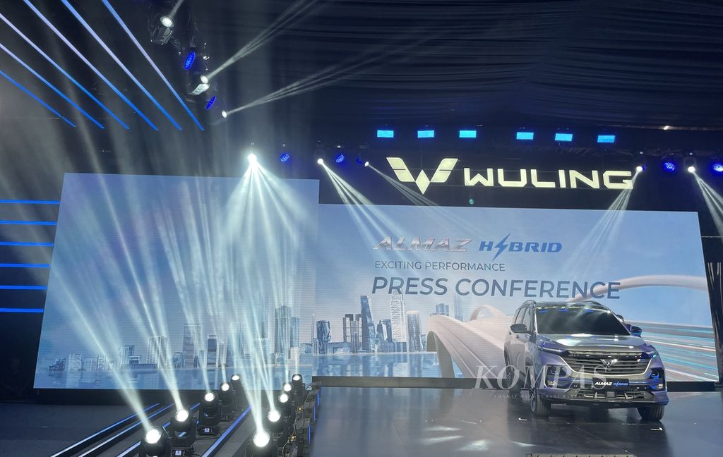 Suasana peluncuruan mobil Wuling Almaz Hybrid di Jakarta International E-Prix Circuit, Ancol, Jakarta Utara, Kamis (3/10/2022). Ini adalah mobil elektrifikasi kedua yang diluncurkan Wuling pada tahun ini setelah mobil bertenaga baterai murni Air ev pada Agustus lalu. Mobil berkapasitas tujuh penumpang ini dibanderol dengan harga Rp 470 juta, on the road DKI Jakarta.