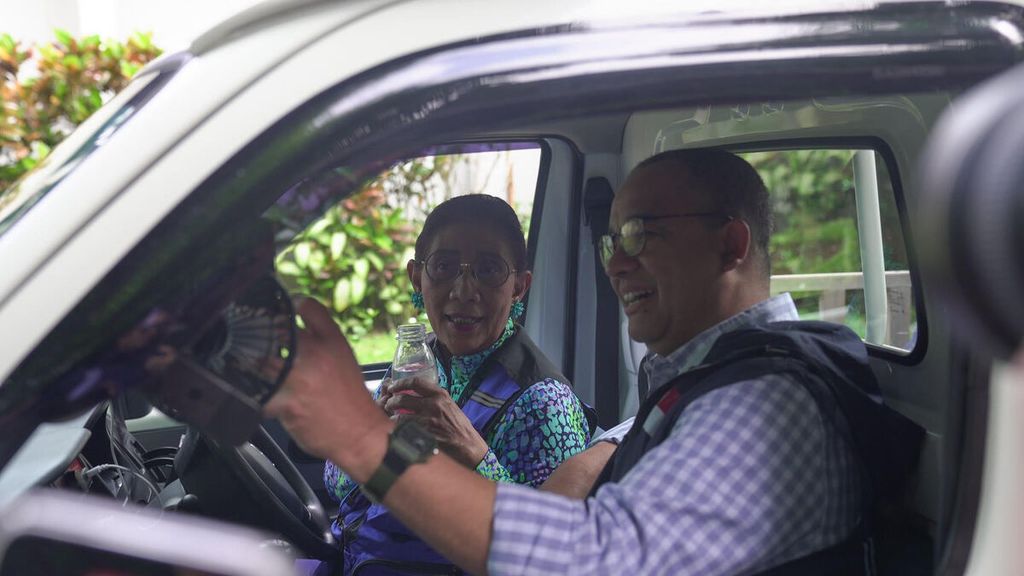 Susi Pudjiastuti bersama mantan Gubernur DKI Jakarta Anies Rasyid Baswedan menaiki mobil bersama dan berkeliling di kawasan Pangandaran, Jawa Barat, Selasa (25/7/2023).