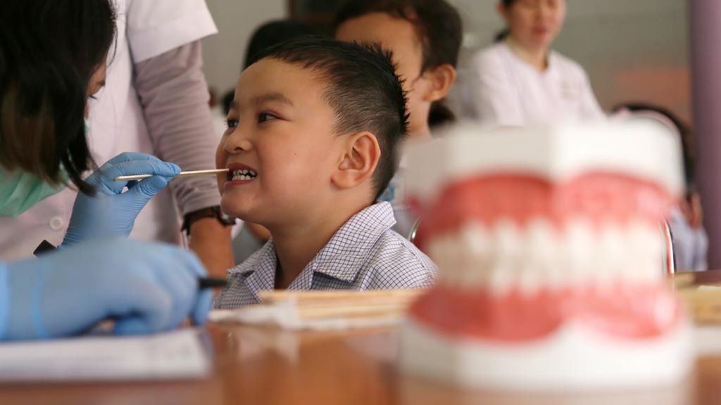 Murid-murid TK Santo Antonius dari Padua menjalani pemeriksaan gigi setelah melakuakn sikat gigi bersama di sekolah mereka di kawasan Serpong, Tangerang Selatan, Banten, Senin (18/2/2019). Kegiatan ini bertujuan mengenalkan cara menyikat gigi dengan baik dan benar kepada siswa serta mendukung program pemerintah yang menargetkan bebas karies gigi bagi usia 12 tahun pada 2030.