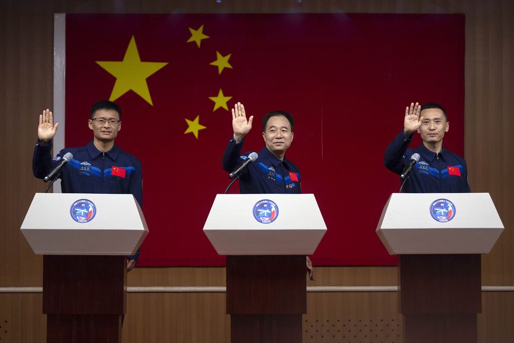 Tiga astronaut China untuk misi Shenzhou-16 yang akan datang (dari kirike kanan) Gui Haichao, Jing Haipeng, dan Zhu Yangzhu melambaikan tangan saat pertemuan dengan pers di Pusat Peluncuran Satelit Jiuquan di barat laut China pada Senin (29/5/2023). 
