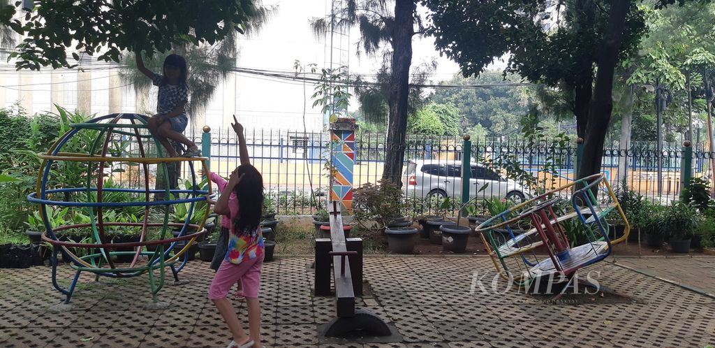 Anak-anak bermain di RPTRA Kebon Sirih, Gondangdia, Jakarta Pusat, Jumat (15/4/2022).