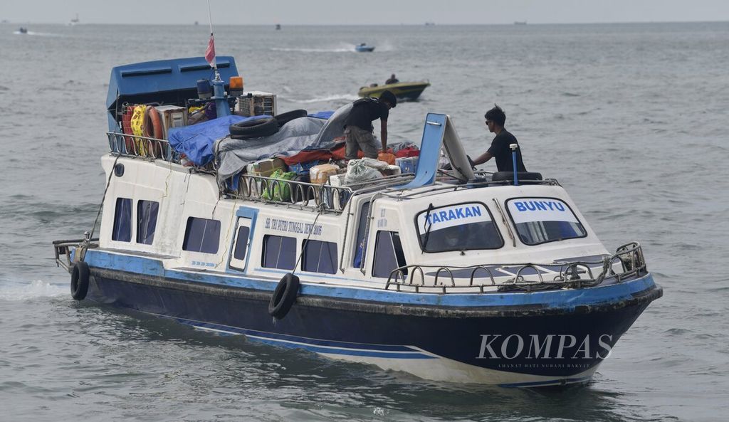 Kapal penumpang yang akan menuju Bunyu meninggalkan Pelabuhan Tengkayu, Tarakan, Kalimantan Utara, Jumat (15/7/2022). 