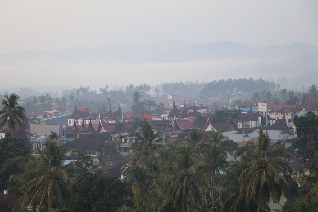 Pemandangan pagi hari di Kabupaten Tanah Datar, Sumatera Barat, Kamis (22/6/2023). Keindahan dan kebudayaan Minangkabau di Tanah Datar menjadi daya tarik pariwisata. 