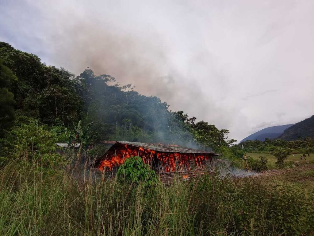 The burning of the Baya Biru District office in Paniai Regency, Central Papua, on Sunday (11/2/2024).