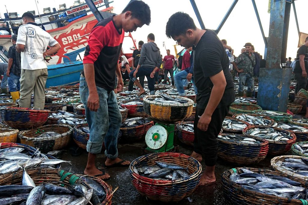 Para nelayan di Pelabuhan Perikanan Lampulo, Kota Banda Aceh, Aceh, Minggu (17/4/2022), membongkar tangkapan berupa ikan kembung, dencis, tongkol, hingga tuna. Potensi perikanan tangkap di Provinsi Aceh lebih dari 295 ton per tahun, tetapi yang bisa dimanfaatkan hanya 230.000 ton per tahun.