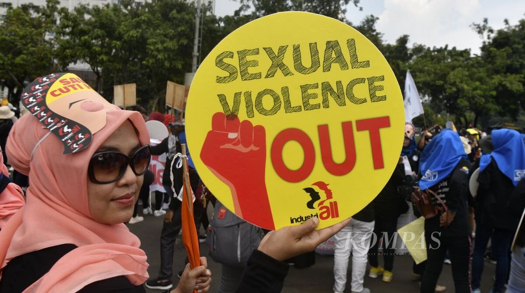Ilustrasi. Peserta aksi membawa tulisan untuk menghentikan kekerasan seksual saat bersama buruh perempuan dari berbagai kelompok menggelar aksi memperingati Hari Perempuan Internasional di Taman Aspirasi, seberang Istana Merdeka, Jakarta, Minggu (8/3/2020). 