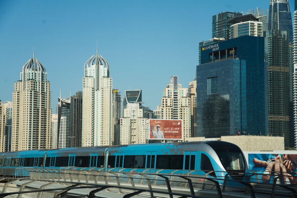 Foto yang diambil per 26 April 2020 ini menunjukkan metro yang beroperasi dengan sistem otomasi di Dubai Marina di Dubai, Uni Emirat Arab. (AP Photo/Jon Gambrell, File)