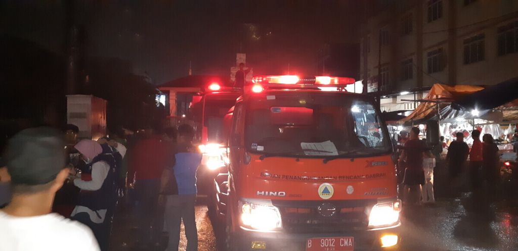 Illustrasi - Sebanyak 8 unit armada mobil pemadam kebakaran dikerahkan untuk memadamkan kebakaran di Pasar Anyar, Tangerang, Banten, Rabu (20/2/2019) malam.