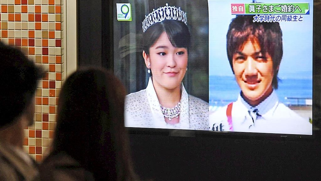 Foto Putri Mako (kiri) dan suaminya, Kei Komuro,  ditayangkan di Tokyo, Jepang, pada Mei 2017.