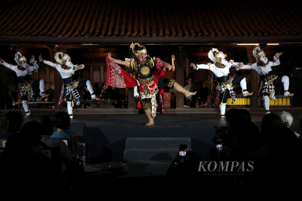 Pergelaran wayang orang dari Sanggar Suko Reno Sekaring Budhaya dengan lakon <i>Gatotkaca Dapat Beasiswa</i> di Bentara Budaya Jakarta, Kamis (15/6/2023). 