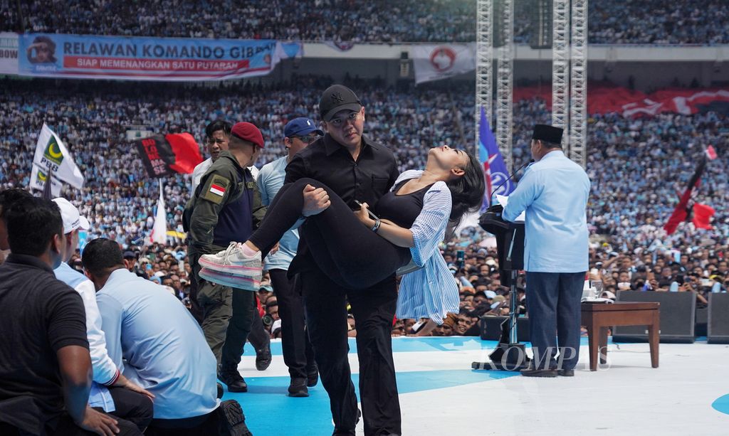 Pendukung yang pingsan digendong ajudan calon presiden Prabowo Subianto saat acara kampanye Pesta Rakyat Prabowo-Gibran di Stadion Gelora Bung Karno, Jakarta, Sabtu (10/2/2024). Kampanye akbar pasangan capres cawapres di Pemilu 2024 ini dihadiri ribuan masaa pendukungnya. Dalam sambutannya, Prabowo berterima kasih kepada para pendukungnya dan berjanji melaksanakan programnya.