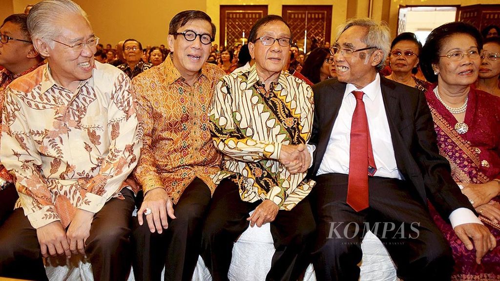 Politisi senior Sabam Sirait (kedua kanan) didampingi istri (kanan) berbincang dengan Menteri Perdagangan Enggartiasto Lukita (kiri), Menteri Hukum dan HAM Yassona Laoly (kedua kiri), serta politisi Akbar Tanjung (tengah) pada perayaan ulang tahun ke-80 Sabam Sirait di Balai Kartini, Jakarta, Sabtu (15/10). 