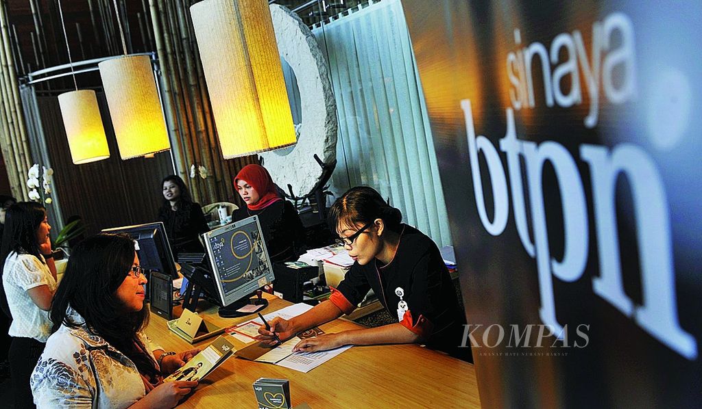 Bank Tabungan Pensiunan Negara (BTPN) melayani nasabah di Kantor Cabang BTPN Sinaya Cyber 2, Jakarta, Senin (5/3/2012). 