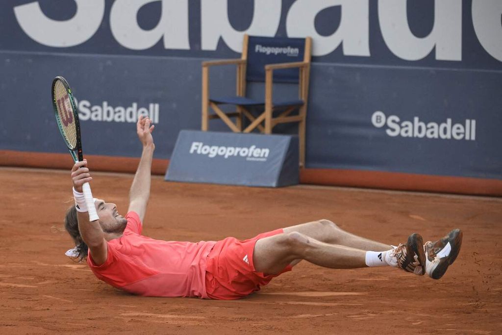 Petenis Stefanos Tsitsipas melakukan selebrasi setelah mengalahkan Facundo Diaz Acosta dalam pertandingan perempat final turnamen ATP 500 Barcelona di Real Club de Tenis Barcelona, Spanyol, Jumat (19/4/2024). Tsitsipas menang 4-6, 6-3, 7-6 (8) atas Acosta. 
