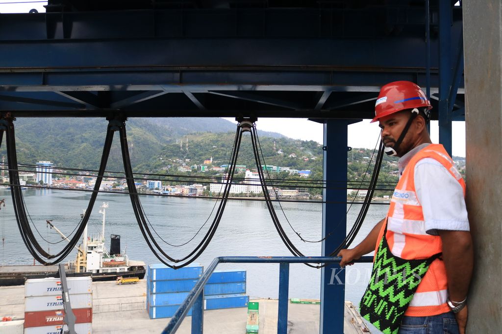 Daniel Keleopas Wader, petugas yang ikut memantau proses bongkar muat di Terminal Peti Kemas (TPK) Jayapura, Papua, Rabu (4/10/2023). Kompas/Yosepha Debrina R Pusparisa 4/10/2023