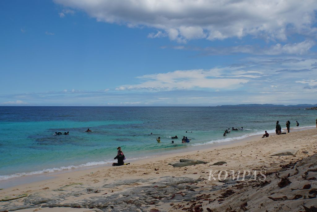 Para pengunjung bersantai di Pantai Paal yang terletak di Desa Marinsow, Likupang Timur, Minahasa Utara, Sulawesi Utara, Sabtu (16/9/2023). Pantai yang terletak di dalam KEK Likupang itu dikelola BUMDes Marinsow dengan penghasilan mencapai Rp 50 juta per bulan.