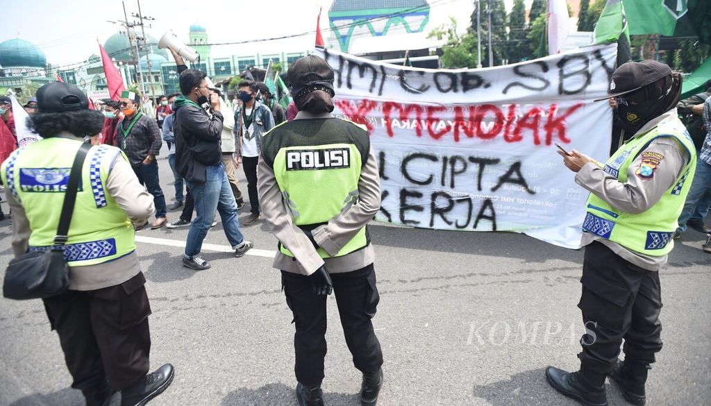 Kelompok mahasiswa dari Cipayung plus Jawa Timur dan Surabaya berunjuk rasa di depan Kantor DPRD Jawa Timur, Kota Surabaya, Kamis (9/10/2020). Mereka menolak keras UU Cipta Kerja dan menuntut DPR melakukan <i>legislative review</i>.