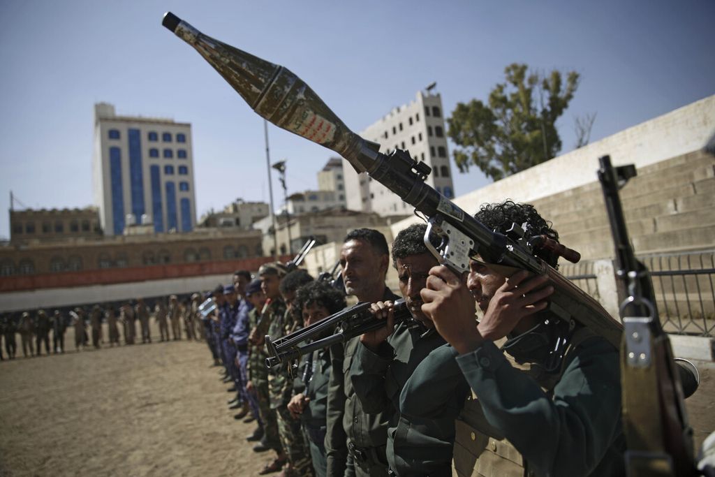 Anggota kelompok Houthi memperlihatkan salah satu persenjataan yang dimiliki saat berkumpul di kota Sana’a, Yaman, 20 Februari 2020.  