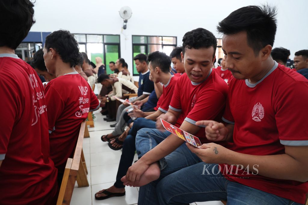 Warga binaan mengikuti sosialisasi pemilu yang dilakukan oleh KPU Kota Serang di Lapas Kelas IIA Kota Serang, Banten, Jumat (3/11/2023).