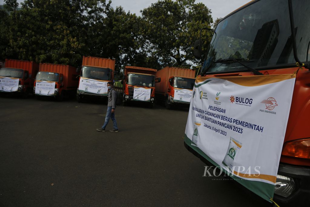 Truk PT Pos Indonesia menunggu diberangkatkan untuk membantu penyaluran cadangan beras pemerintah untuk bantuan pangan 2023 di Kantor Wilayah Jakarta dan Banten Perum Bulog, Kelapa Gading, Jakarta Utara, Kamis (6/4/2023). 