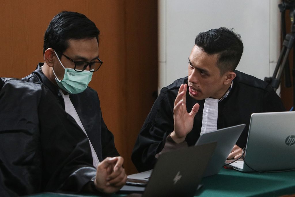Jaksa penuntut umum berbincang sebelum sidang dimulai di Pengadilan Negeri Jakarta Selatan, Senin (2/1/2022). Pengadilan Negeri Jakarta Selatan kembali menggelar sidang lanjutan kasus pembunuhan berencana terhadap Nofriansyah Yosua Hutabarat atau Brigadir J dengan terdakwa Kuat Maruf dan Ricky Rizal.