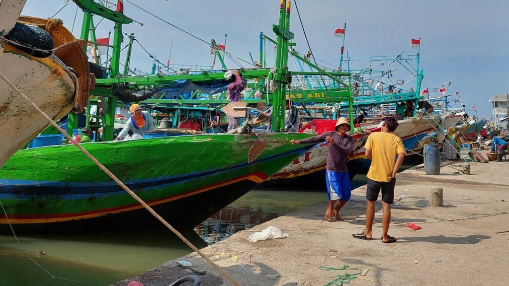 Para nelayan bersiap untuk melaut di tepi pelabuhan dekat Koperasi Unit Desa Misaya Mina di Desa Eretan Wetan, Kecamatan Kandanghaur, Indramayu, Jawa Barat, Selasa (14/11/2023).