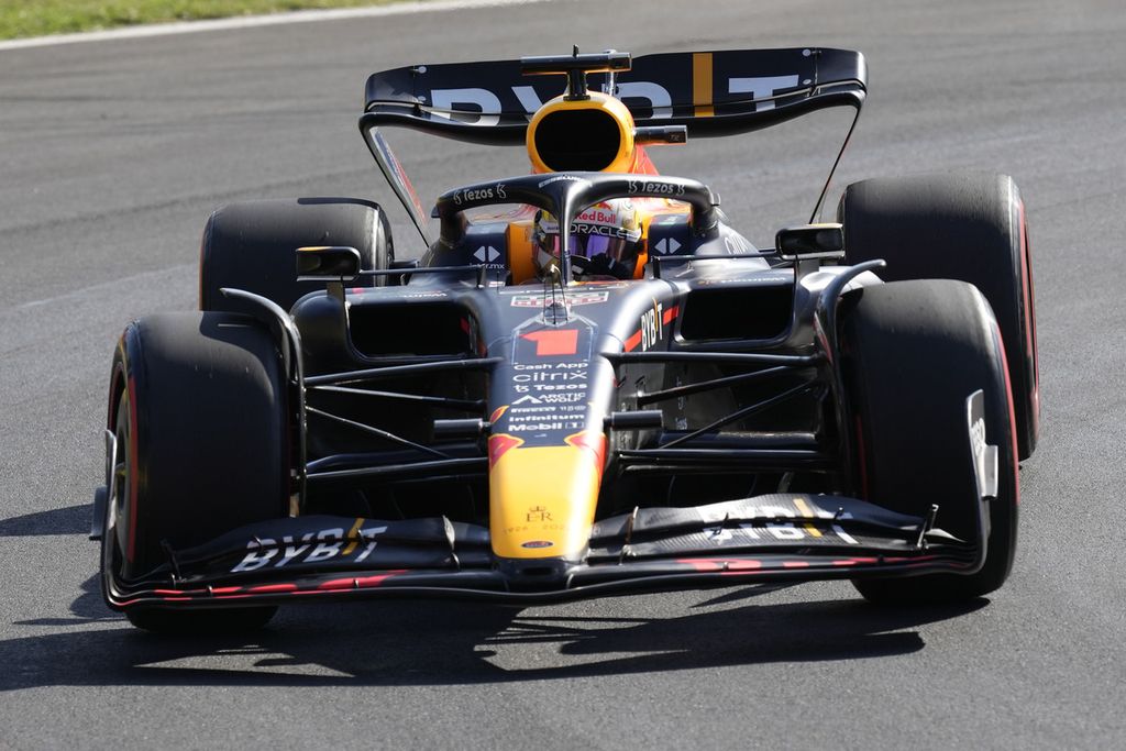 Pebalap Red Bull Max Verstappen memacu mobilnya saat kualifikasi Grand Prix Formula 1 seri Italia di Sirkuit Monza, Sabtu (10/9/2022). Verstappen akan start dari posisi tujuh karena mundur lima posisi akibat menggunakan komponen mesin baru.