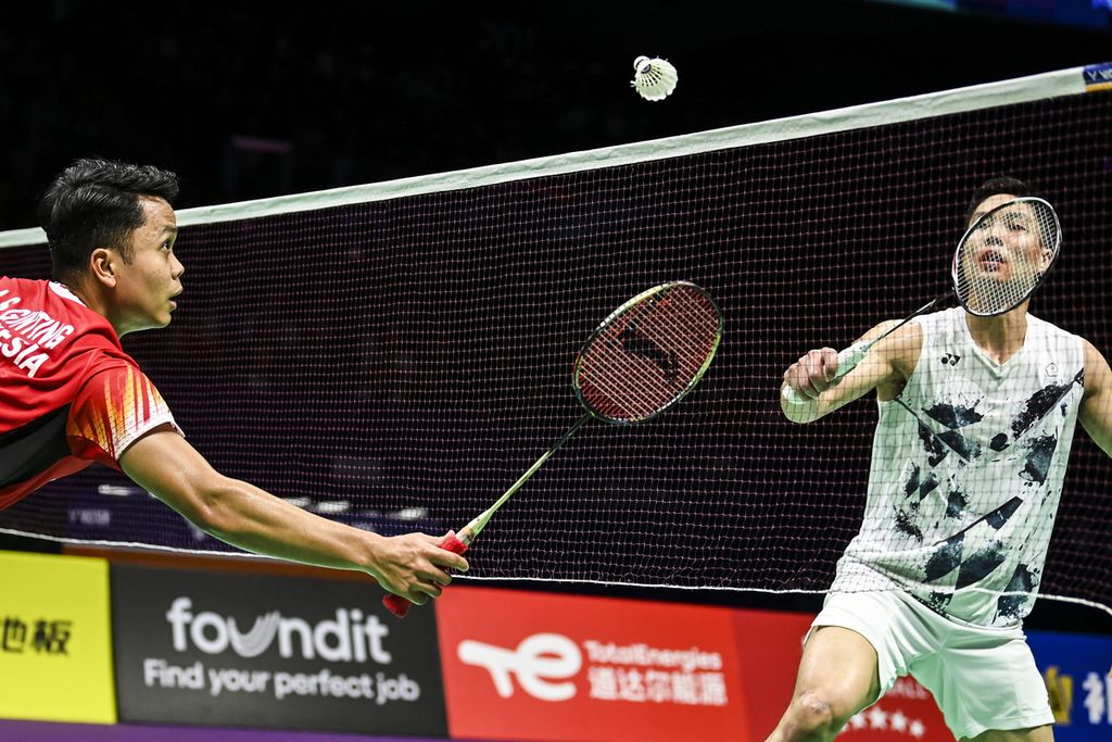 Indonesian badminton player Anthony Sinisuka Ginting (left) returns the shuttlecock towards opponent, Taiwanese badminton player Chou Tien Chen (right), in the semi-finals of the 2024 Thomas Cup held in Chengdu, China on Saturday (4/5/2024). Indonesia won and advanced to the finals.