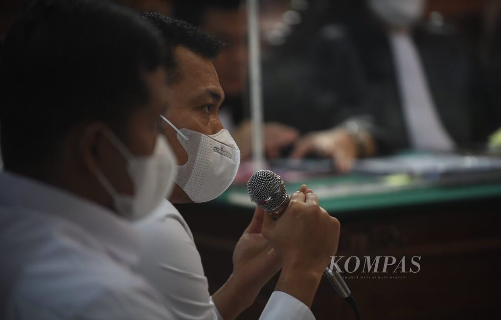 Terdakwa eks Kabag Ops Polres Malang Kompol Wahyu Setyo Pranoto menjawab pertanyaan saat menjadi saksi dalam sidang lanjutan kasus Tragedi Kanjuruhan di Pengadilan Negeri (PN) Surabaya, Jawa Timur, Kamis (26/1/2023). 
