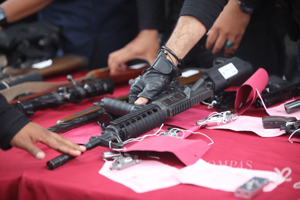 Sejumlah senjata api ilegal beserta 12.000 peluru berbagai kaliber dirilis bersama enam tersangka di Polda Metro Jaya, Jakarta, Rabu (18/3/2020). Polda menangkap tersangka JR, AK, GTB, WK, MH, dan AST terkait kepemilikan 24 pucuk senjata api ilegal beserta peluru yang disimpan dan dijual oleh para tersangka secara tidak sah.