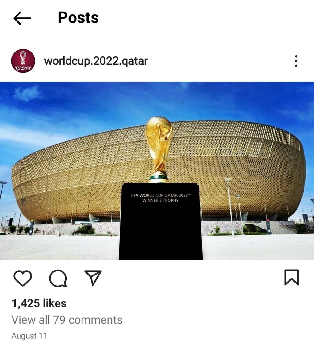 Trofi Jules Rimet, simbol Piala Dunia FIFA, dipamerkan di depan salah satu stadion di Qatar menjelang Piala Dunia 2022.