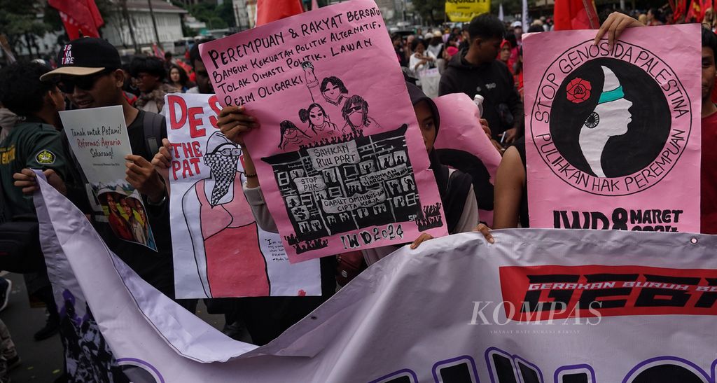 Poster yang dibawa para buruh perempuan Kongres Aliansi Serikat Buruh Indonesia (KASBI), Aliansi Jurnalis Independen (AJI) Jakarta, dan bersama sejumlah elemen masyarakat lainnya menggelar aksi Peringatan Hari Perempuan Internasional di kawasan Patung Arjuna Wijaya, Jakarta, Jumat (8/3/2024). 