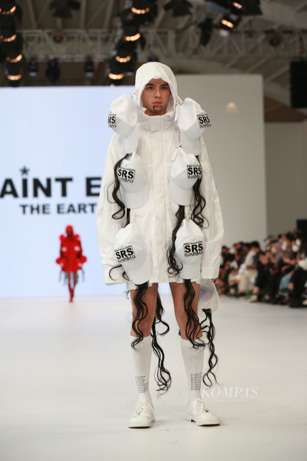 Koleksi Saint Ego yang bertema My Universe yang tampil di Jakarta Fashion Week, pada Oktober 2022. 