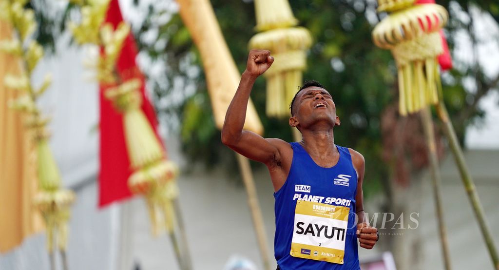 Pelari Hamdan Sayuti mengikuti Borobudur Marathon 2021 di Kabupaten Magelang, Jawa Tengah.