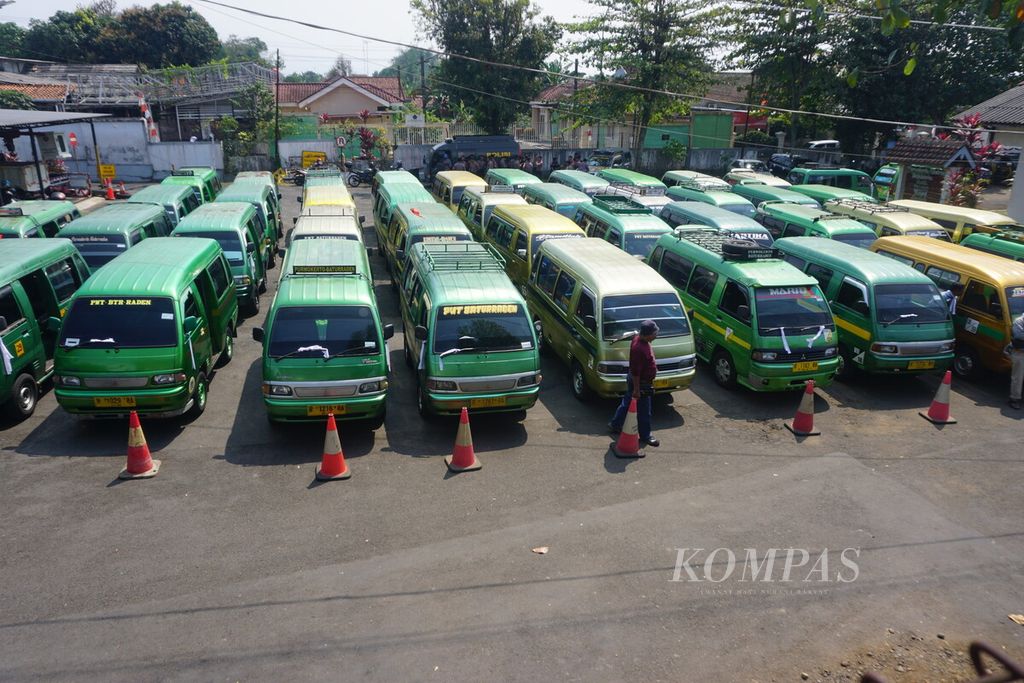 Puluhan sopir angkutan perdesaan jalur wisata Baturraden menggelar demonstrasi ke kantor Dinas Perhubungan Kabupaten Banyumas, Jawa Tengah, Rabu (30/8/2023). Mereka mengeluhkan sepinya penumpang.