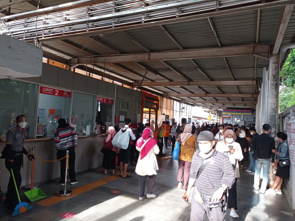 Suasana di Stasiun Karet, Senin (3/5/2021) sore. Petugas pelayanan KRL mengingatkan penumpang menyiapkan tiket dan mengenakan masker dengan baik sebelum masuk ke stasiun.