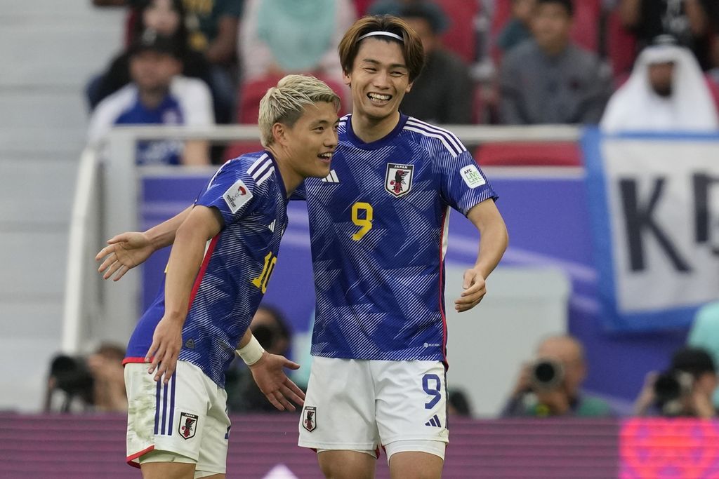 Pemain Jepang, Ayase Ueda (kanan), bersama Ritsu Doan merayakan golnya ke gawang Bahrain pada laga babak 16 besar Piala Asia di Stadion Al-Thumama, Doha, Qatar, Rabu (31/1/2024). Jepang menang 3-1 dan lolos ke perempat final.