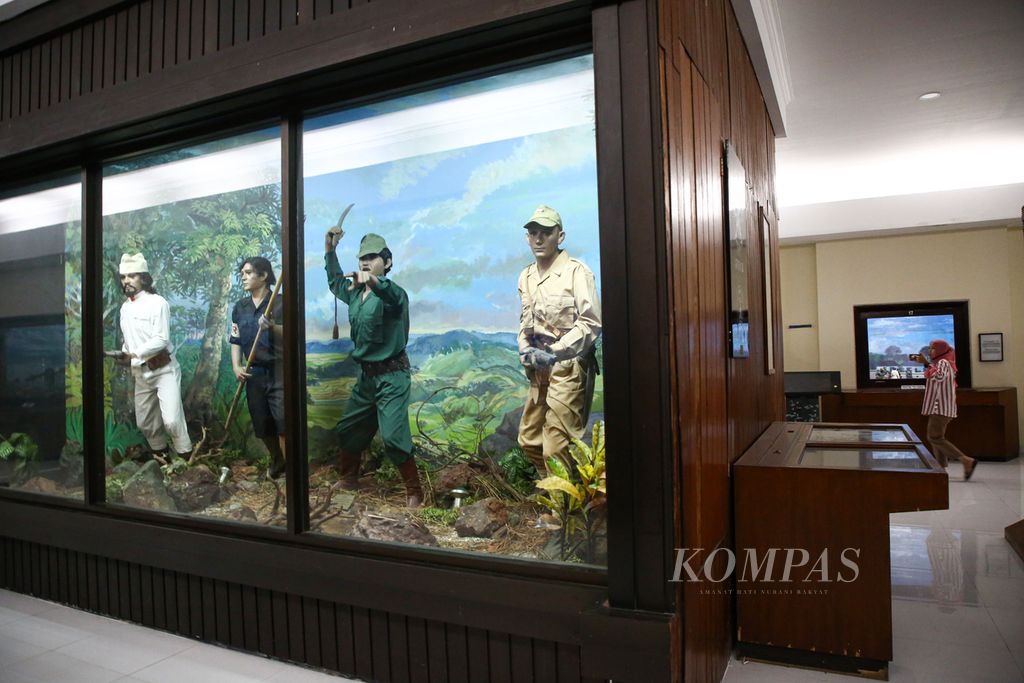 Pengunjung menyaksikan koleksi Museum Satria Mandala, Jakarta, Minggu (8/11/2020).