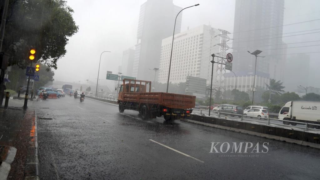 Hujan deras mengguyur kawasan Semanggi, Jakarta, Rabu (6/2/2019). Peringatan dini Badan Meteorologi, Klimatologi, dan Geofisika (BMKG) menyebutkan kawasan Jabodetabek berpotensi diterpa hujan lebat disertai angin kencang dan petir hingga Kamis (7/2).