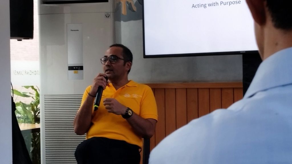 Editor in Chief <i>National Geographic Indonesia </i>Didi Kaspi Kasim memaparkan pentingnya kesadaran masyarakat terhadap pola konsumsi dalam acara peluncuran gerai Recycle for Good di Cibubur Junction, Jakarta Timur, Jumat (3/3/2023).