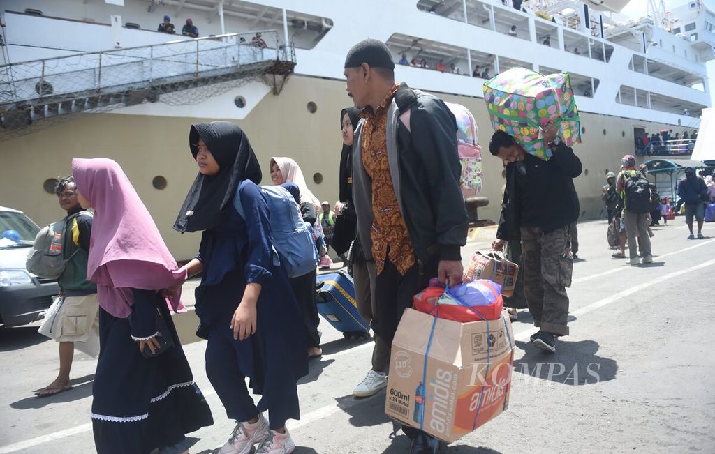 Penumpang KM Dorolonda dari Makassar menuju pintu keluar di Pelabuhan Tanjung Perak, Surabaya, Rabu (3/4/2024). 