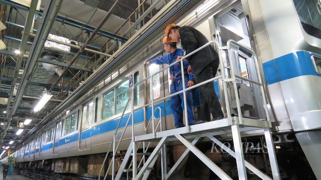 Demi menjaga aspek keselamatan perjalanan kereta, operator kereta swasta Odakyu Electric Railway mensyaratkan jadwal pemeriksaan dan perawatan kereta yang dipakai melayani angkutan umum di koridor yang dikelola. Pemeriksaan dan perawatan secara berkala dilakukan di workshop atau bengkel yang dimiliki Odakyu Electric Railway. Salah satunya seperti yang terlihat, Kamis (30/11) di Kitami Workshop, Tokyo, dimana para teknisi tengah mengecek ulang dan melakukan perawatan atas kereta yang sudah masuk jadwal pemeliharaan.