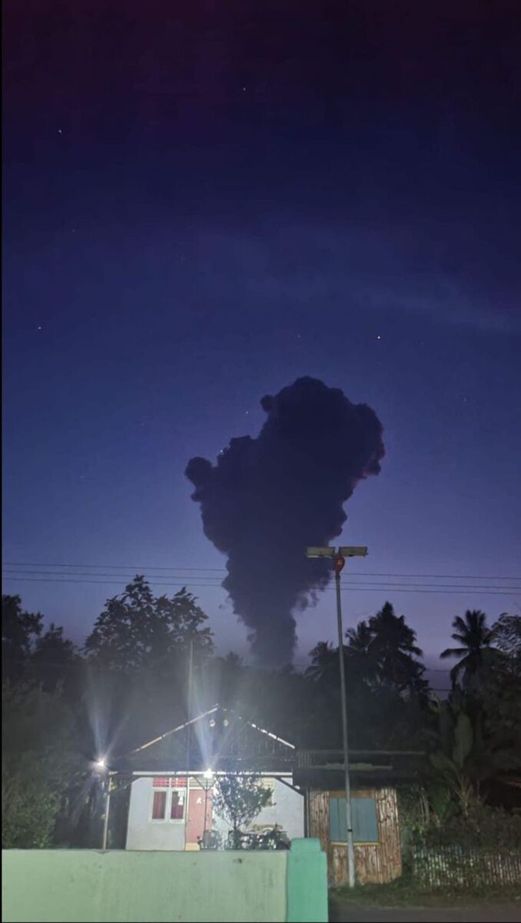 Erupsi Gunung Ibu setinggi 5.000 meter di Halmahera Barat, Maluku Utara, Selasa (4/6/2024).