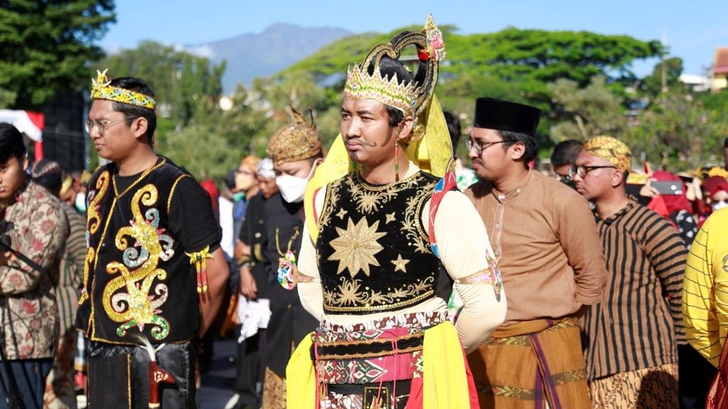 Peserta upacara peringatan Hari Kemerdekaan Republik Indonesia di Universitas Muhammadiyah Malang, Jawa Timur, Rabu (17/8/2022), mengenakan pakaian adat dari sejumlah daerah.